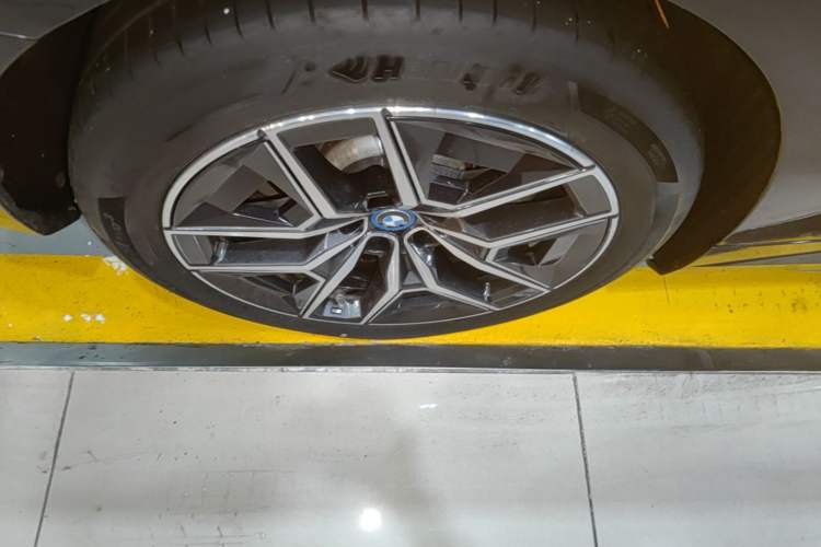 Used BMW i5 2025 eDrive 40L M Sport Package Right Rear Wheel Hub