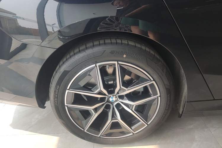 Used BMW i5 2025 eDrive 35L M Sport Package Right Rear Wheel Hub