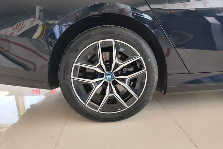 Used BMW i5 2025 eDrive 35L M Sport Package Right Rear Wheel Hub