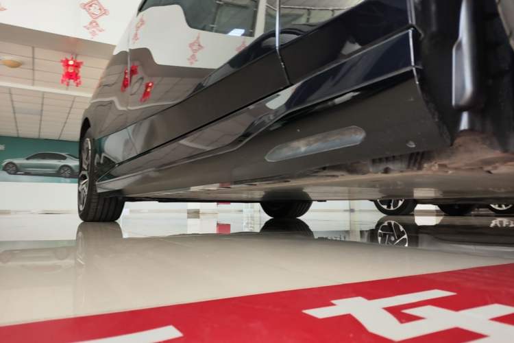 Used BMW i5 2025 eDrive 35L M Sport Package Right Side Sill
