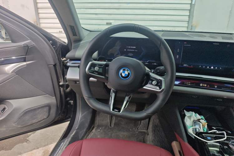 Used BMW i5 2025 eDrive 35L M Sport Package Steering Wheel