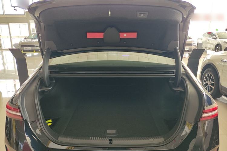 Used BMW i5 2025 eDrive 35L M Sport Package Trunk