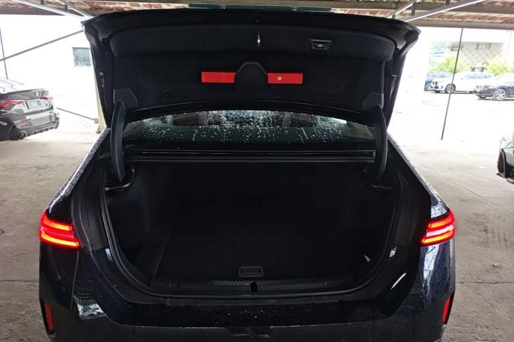 Used BMW i5 2025 eDrive 35L M Sport Package Trunk