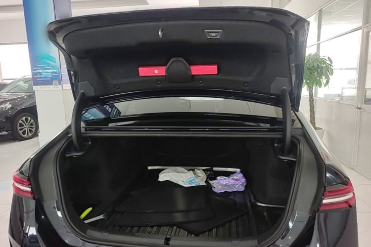 Used BMW i5 2025 eDrive 35L M Sport Package Trunk