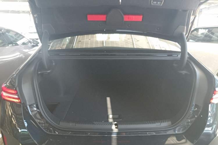 Used BMW i5 2025 eDrive 40L M Sport Package Trunk