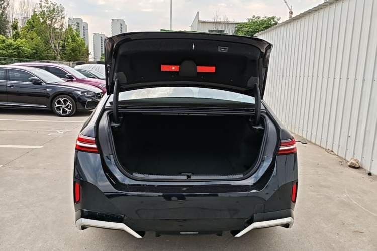 Used BMW i5 2025 eDrive 35L M Sport Package Trunk