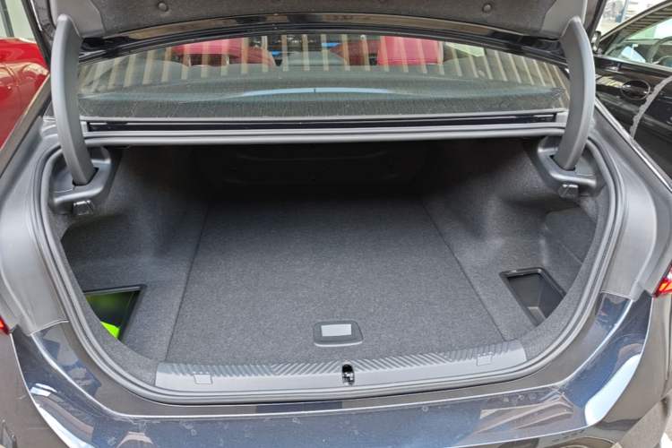 Used BMW i5 2025 eDrive 35L M Sport Package Trunk