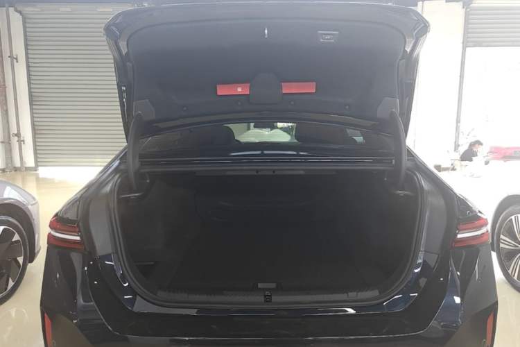 Used BMW i5 2025 eDrive 35L M Sport Package Trunk