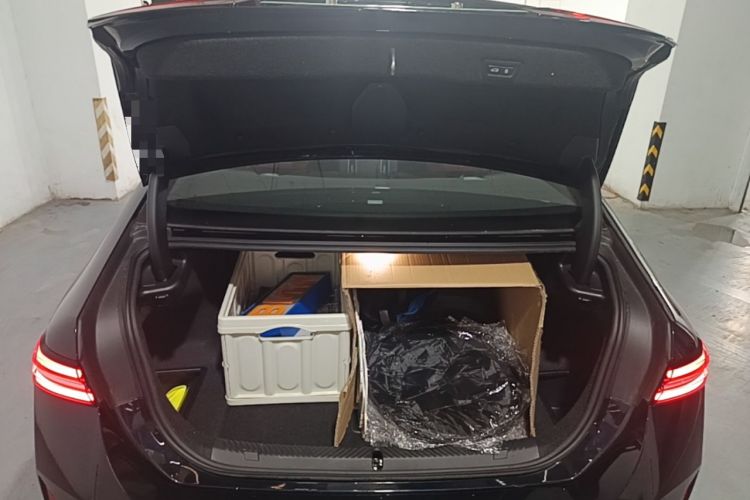 Used BMW i5 2025 eDrive 40L M Sport Package Trunk