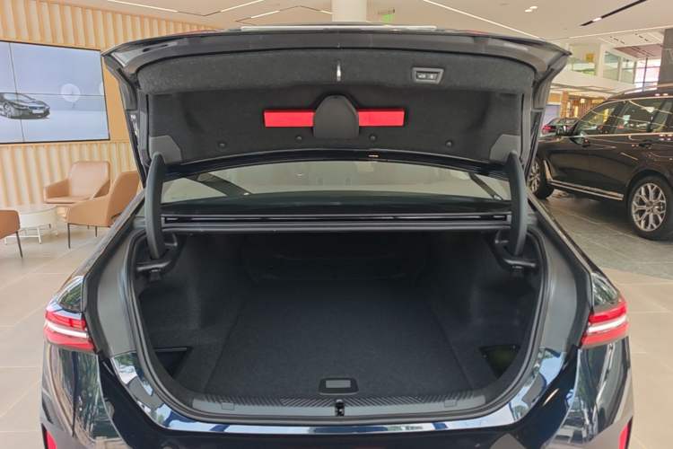 Used BMW i5 2025 eDrive 40L M Sport Package Trunk