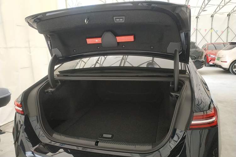 Used BMW i5 2025 eDrive 40L M Sport Package Trunk