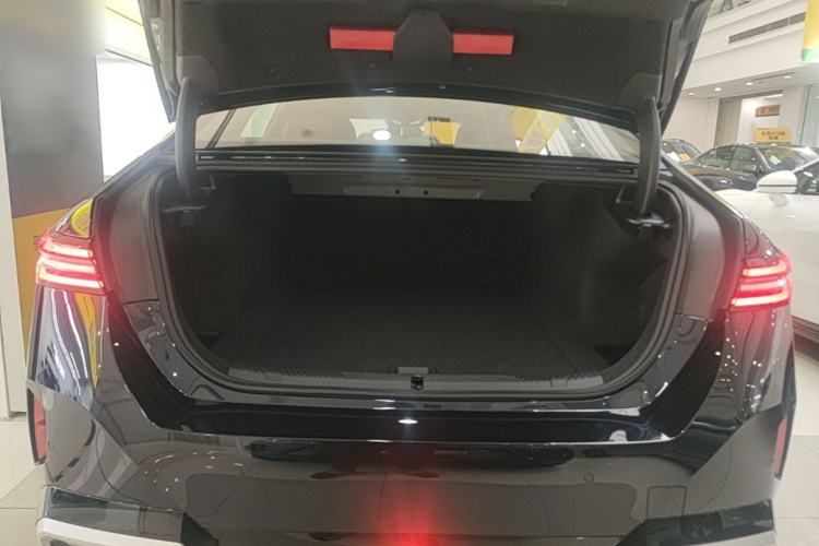 Used BMW i5 2025 eDrive 35L M Sport Package Trunk