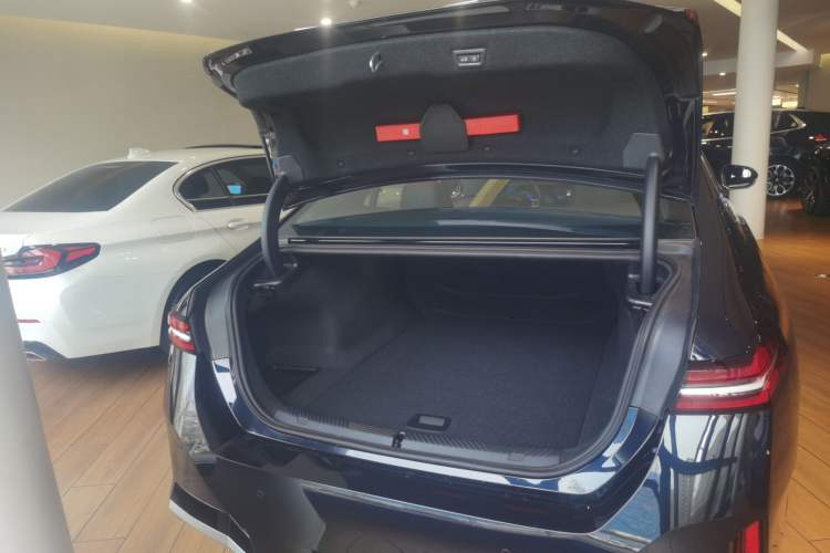 Used BMW i5 2025 eDrive 40L M Sport Package Trunk