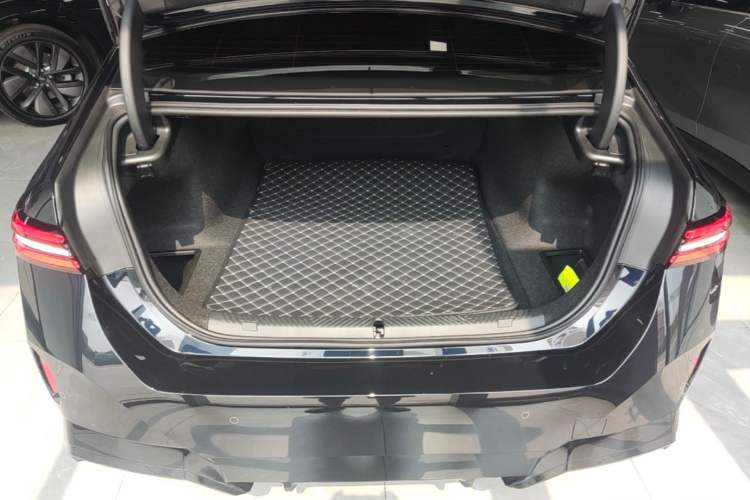 Used BMW i5 2025 eDrive 35L M Sport Package Trunk