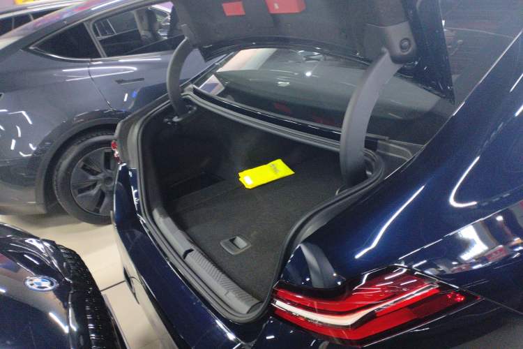 Used BMW i5 2025 eDrive 40L M Sport Package Trunk