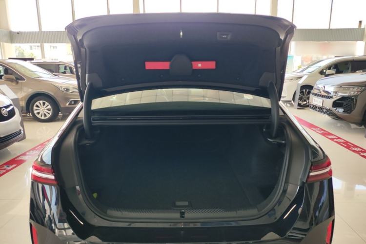 Used BMW i5 2025 eDrive 35L M Sport Package Trunk