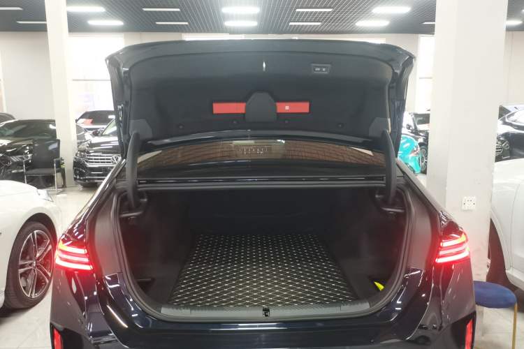 Used BMW i5 2025 eDrive 40L M Sport Package Trunk