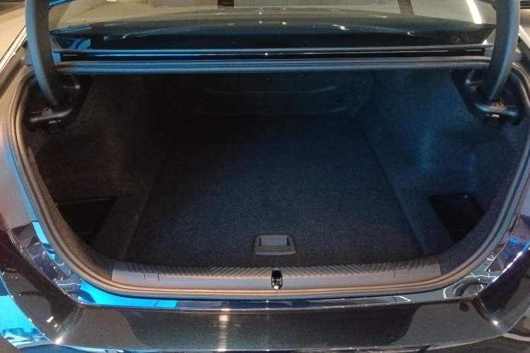 Used BMW i5 2025 eDrive 40L M Sport Package Trunk