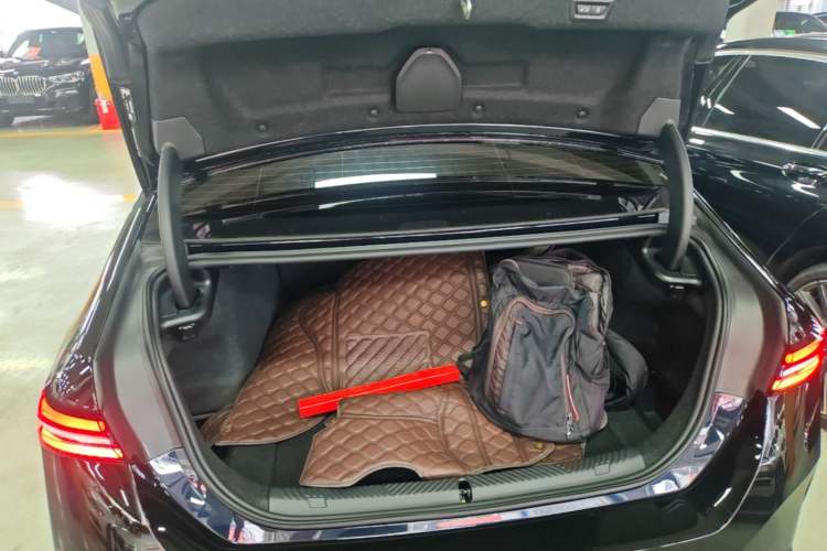 Used BMW i5 2025 eDrive 40L M Sport Package Trunk