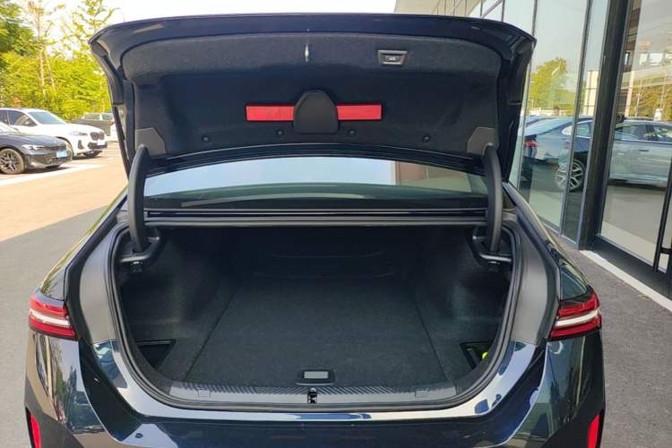 Used BMW i5 2025 eDrive 35L M Sport Package Trunk