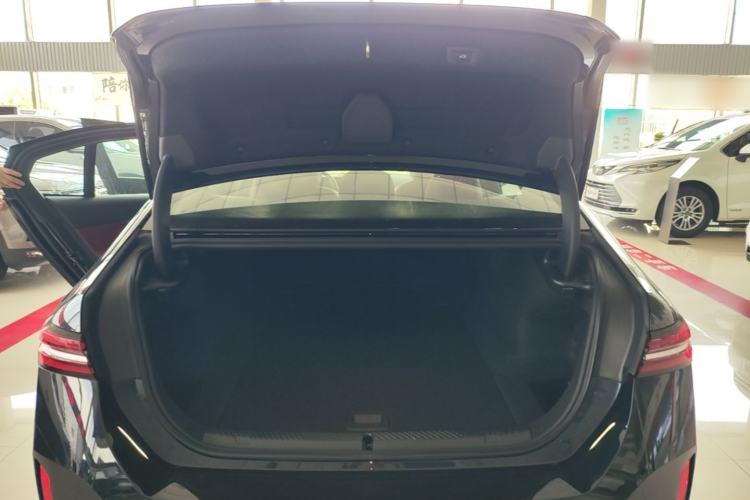 Used BMW i5 2025 eDrive 35L M Sport Package Trunk