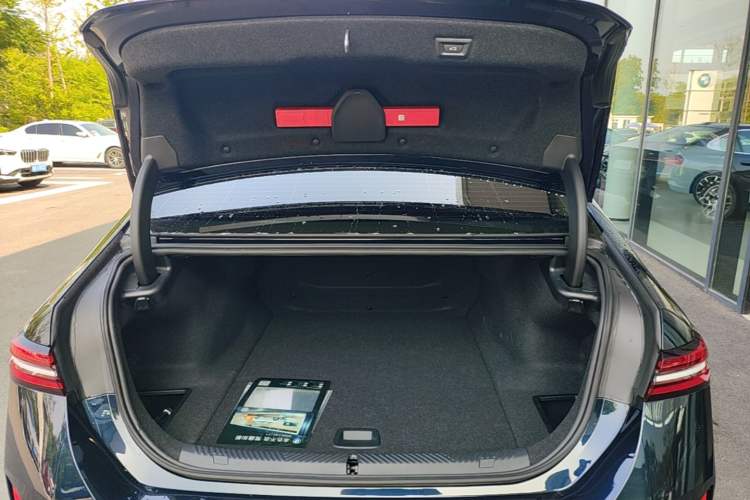 Used BMW i5 2025 eDrive 35L M Sport Package Trunk