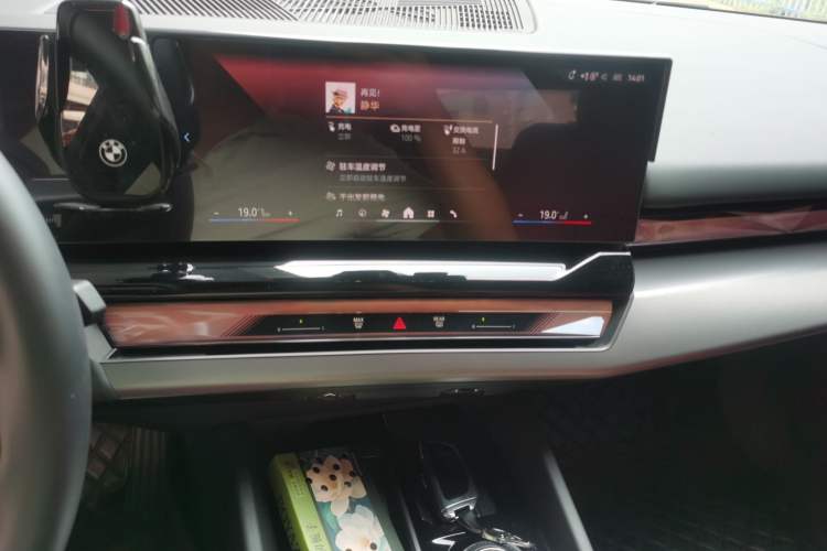 Used BMW i5 2025 eDrive 35L Luxury Package Audio And AC Panel