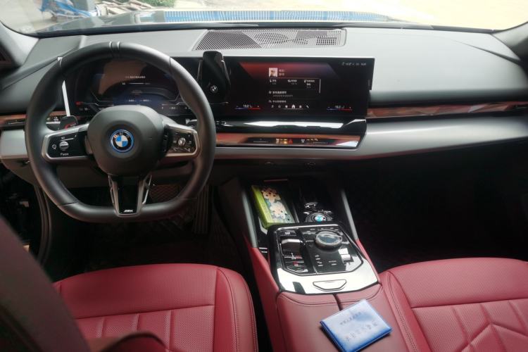 Used BMW i5 2025 eDrive 35L Luxury Package Center Console