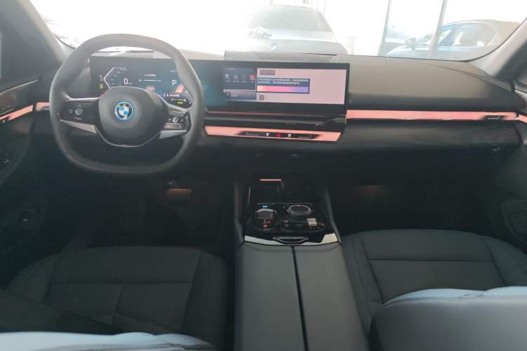 Used BMW i5 2025 eDrive 40L Luxury Package Center Console
