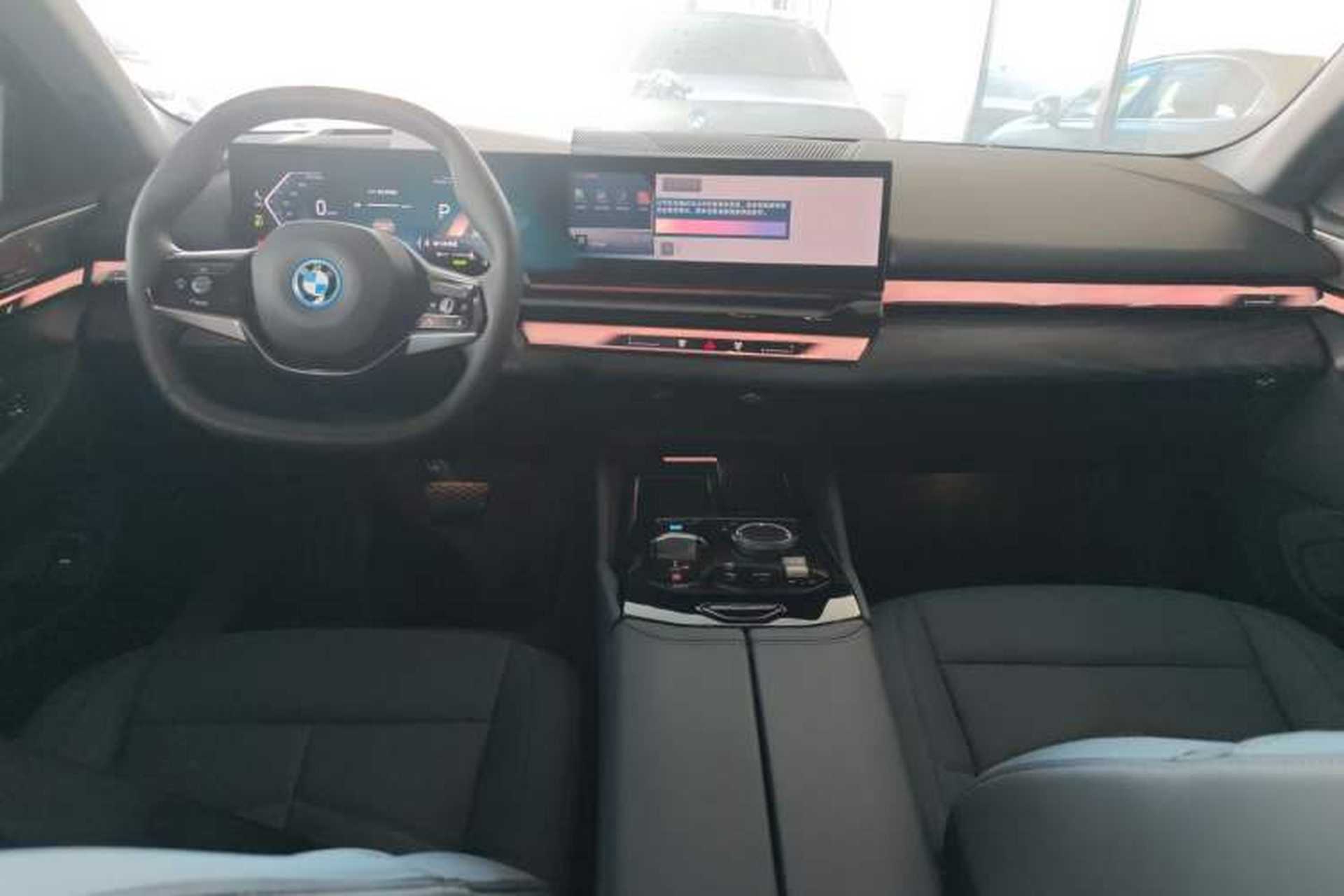 Used BMW i5 2025 eDrive 40L Luxury Package Center Console
