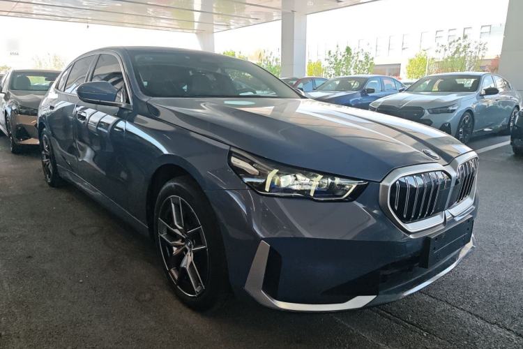 Used BMW i5 2025 eDrive 40L Luxury Package Front Right 45 Deg