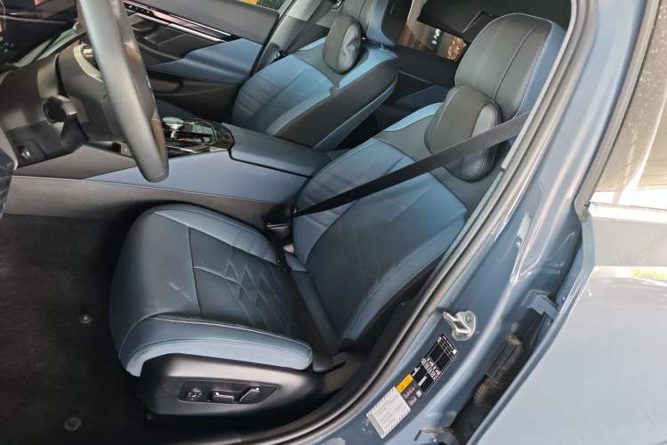 Used BMW i5 2025 eDrive 40L Luxury Package Left Front Seat