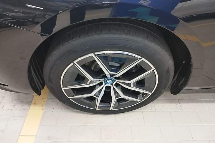 Used BMW i5 2025 eDrive 35L M Sport Package Left Front Wheel Hub