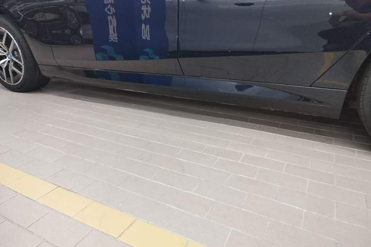 Used BMW i5 2025 eDrive 35L M Sport Package Left Side Sill