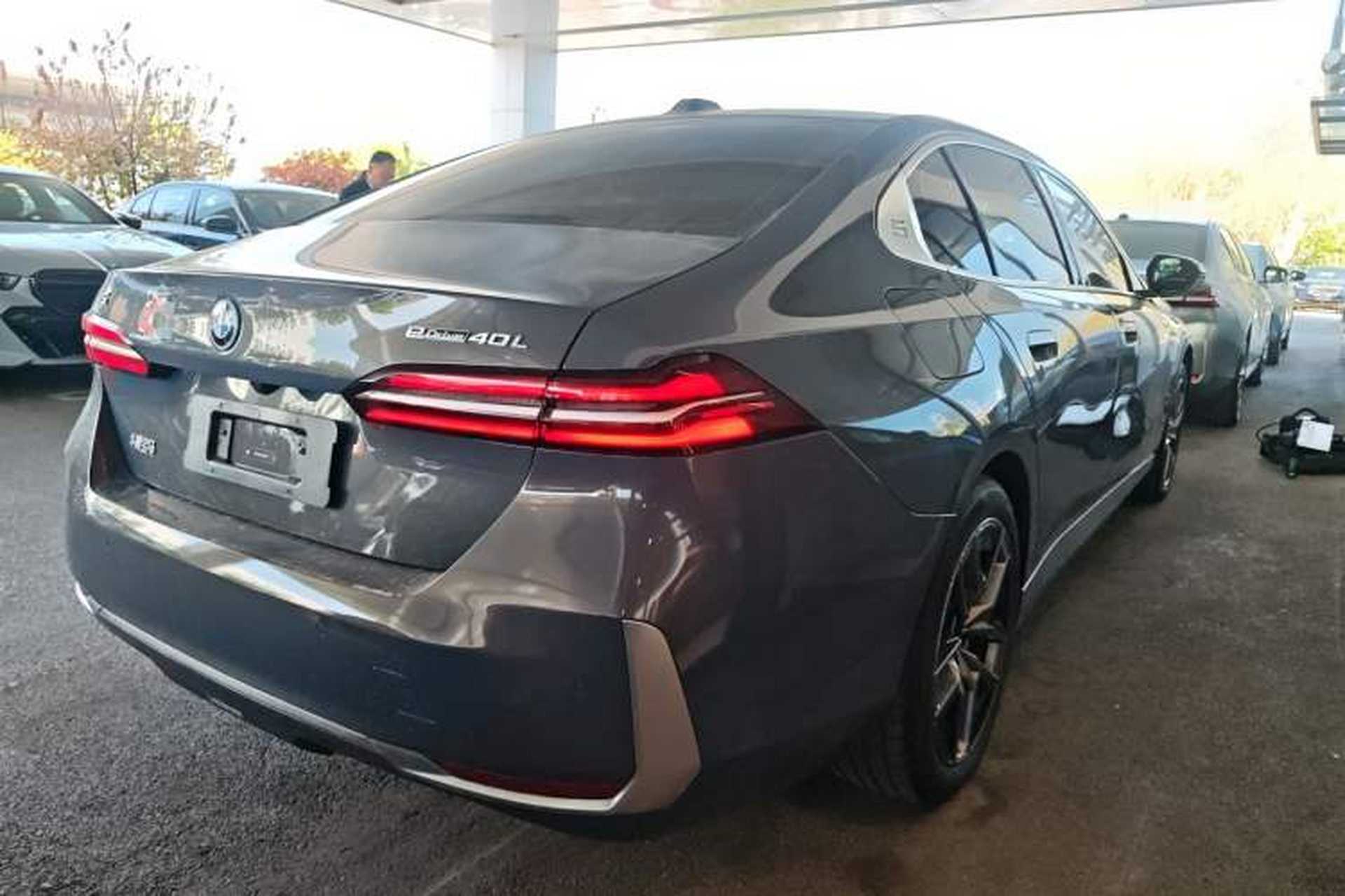Used BMW i5 2025 eDrive 40L Luxury Package Rear Right 45 Deg