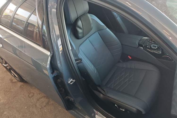 Used BMW i5 2025 eDrive 40L Luxury Package Right Front Seat