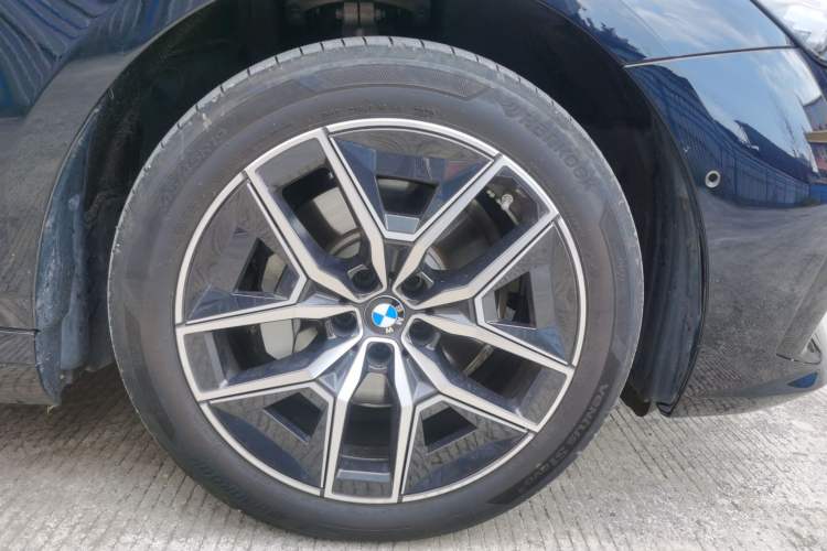 Used BMW i5 2025 eDrive 35L Luxury Package Right Front Wheel Hub