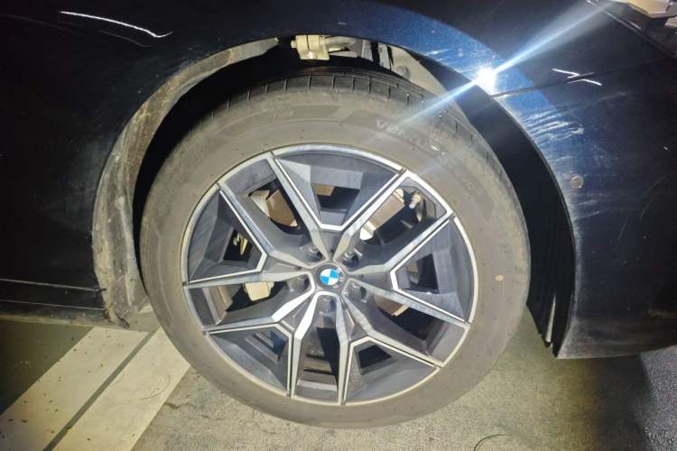 Used BMW i5 2025 eDrive 40L M Sport Package Right Front Wheel Hub