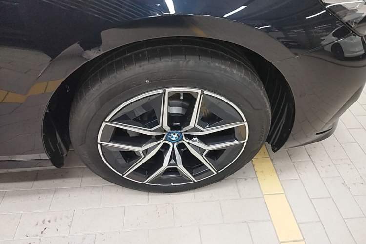 Used BMW i5 2025 eDrive 35L M Sport Package Right Rear Wheel Hub