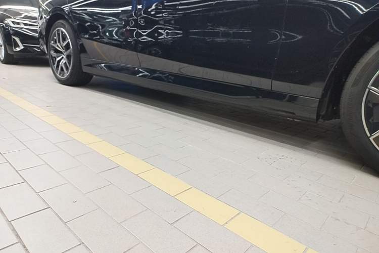 Used BMW i5 2025 eDrive 35L M Sport Package Right Side Sill