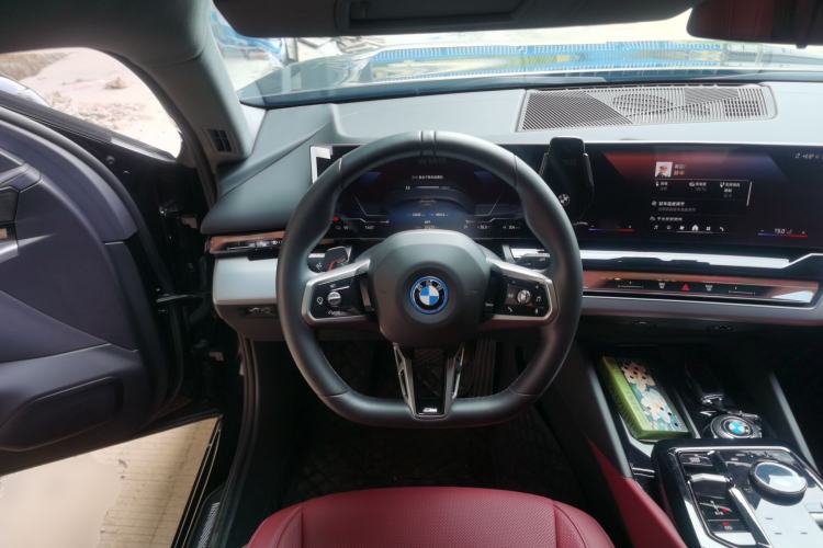 Used BMW i5 2025 eDrive 35L Luxury Package Steering Wheel