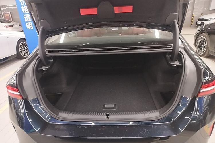 Used BMW i5 2025 eDrive 35L M Sport Package Trunk