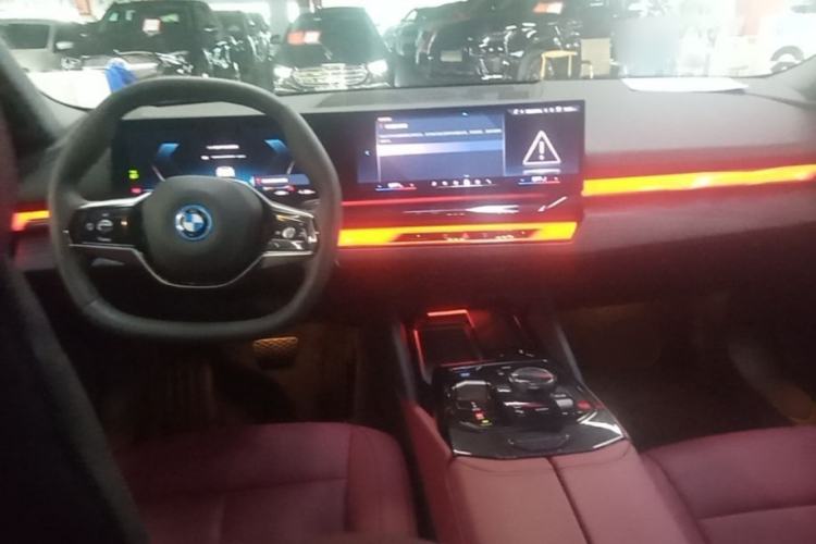 Used BMW i5 2025 eDrive 35L Luxury Package Center Console