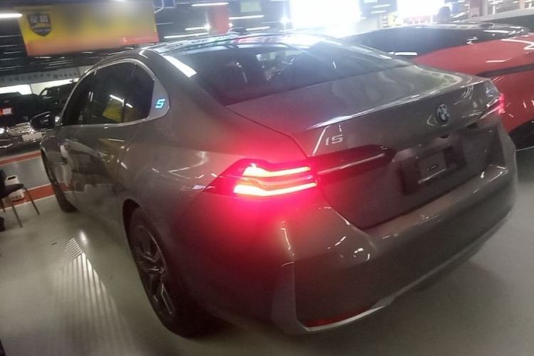Used BMW i5 2025 eDrive 35L Luxury Package Exterior 2