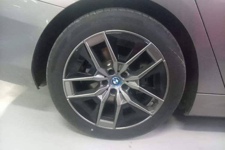 Used BMW i5 2025 eDrive 35L Luxury Package Exterior 5