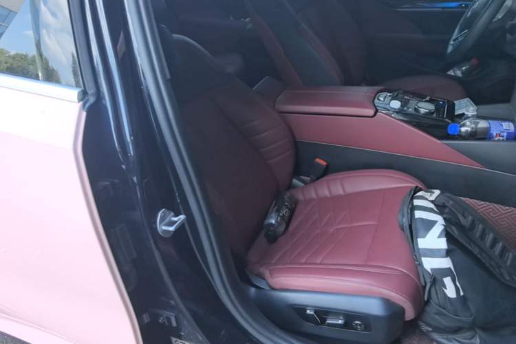Used BMW i5 2025 eDrive 40L M Sport Package Right Front Seat