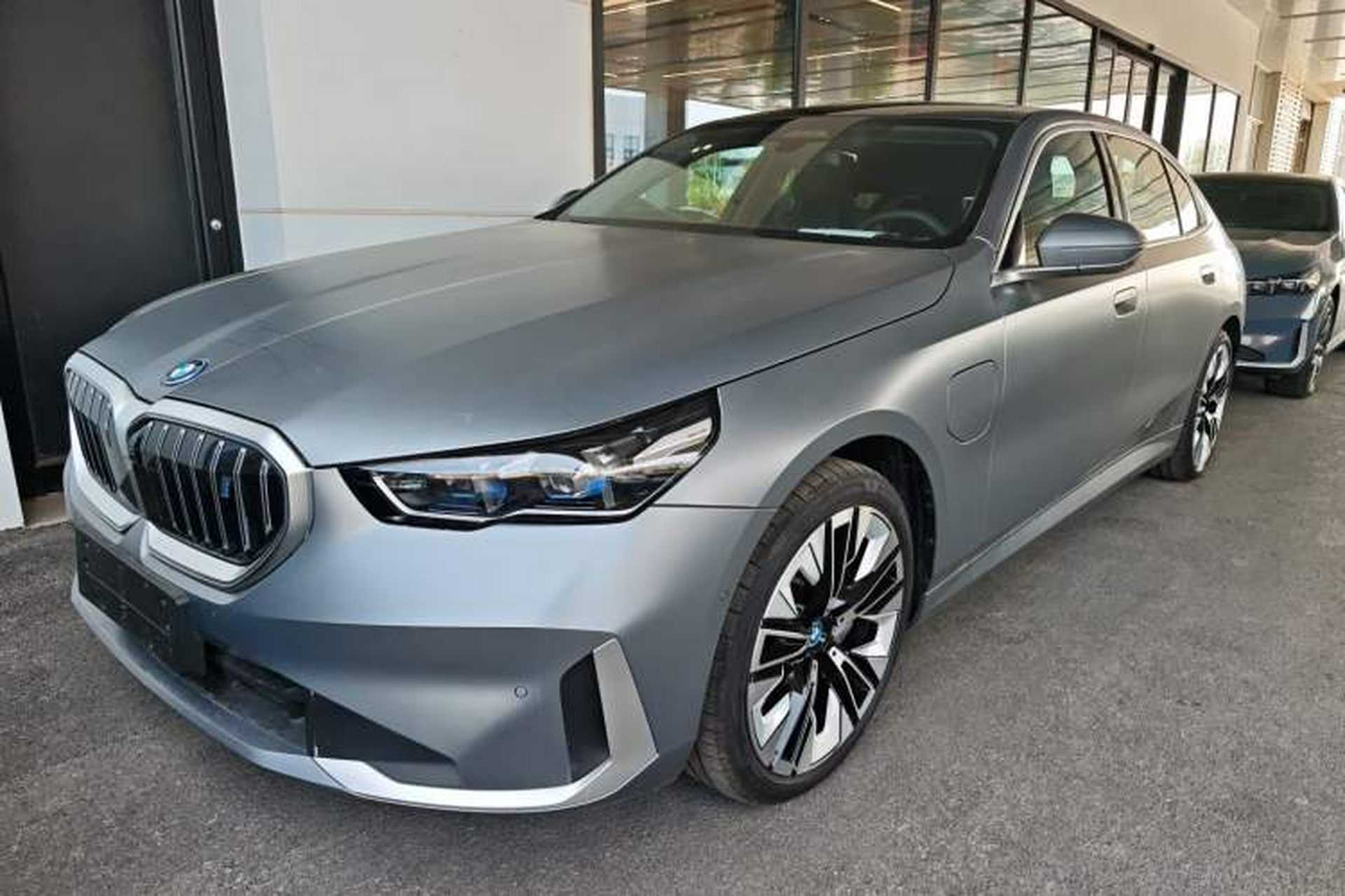 Used BMW i5 2025 xDrive 50L Luxury Package Front Left 45 Deg