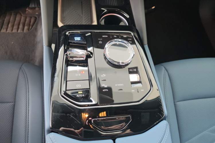 Used BMW i5 2025 xDrive 50L Luxury Package Gear Lever