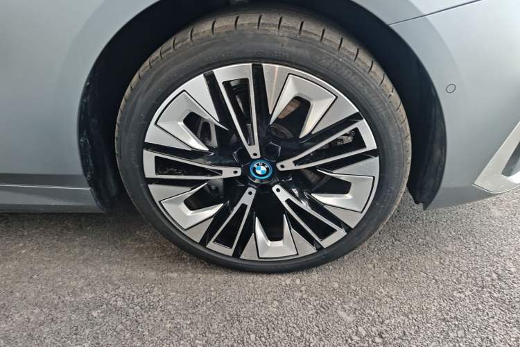 Used BMW i5 2025 xDrive 50L Luxury Package Left Front Wheel Hub
