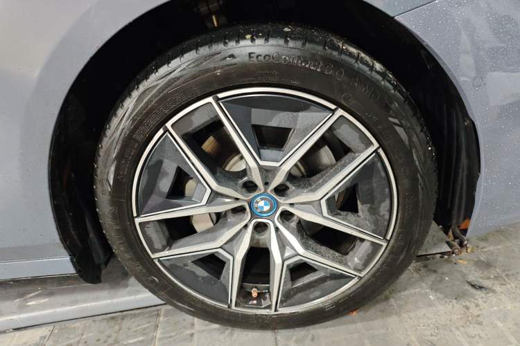 Used BMW i5 2025 eDrive 40L M Sport Package Right Front Wheel Hub